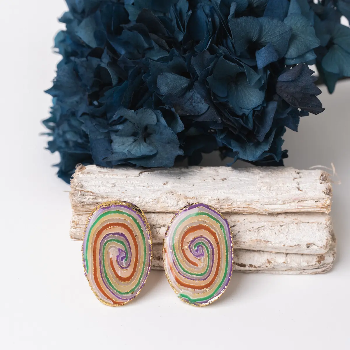 Pendientes artesanales Ágata de la colección Rainbow. Elaborados con plata de ley 925 y arcilla polimérica. Diseño multicolor con pan de oro, resinados para obtener más brillo.