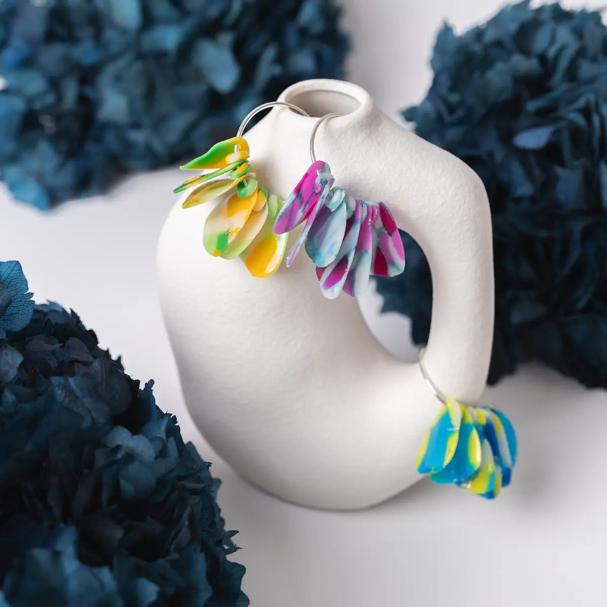 Pendientes artesanales aros multicolor de plata de ley 925 y arcilla polimérica. Aro de plata con piezas colgantes de arcilla polimérica combinando colores. Disponible en 3 tonalidades diferentes.