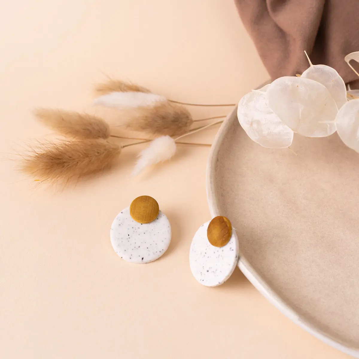 Pendientes artesanales botánicos redondos blancos de plata de ley 925 y arcilla polimérica. Una pieza de madera de Haya superpuesta sobre un círculo de arcilla polimérica blanca botánica.