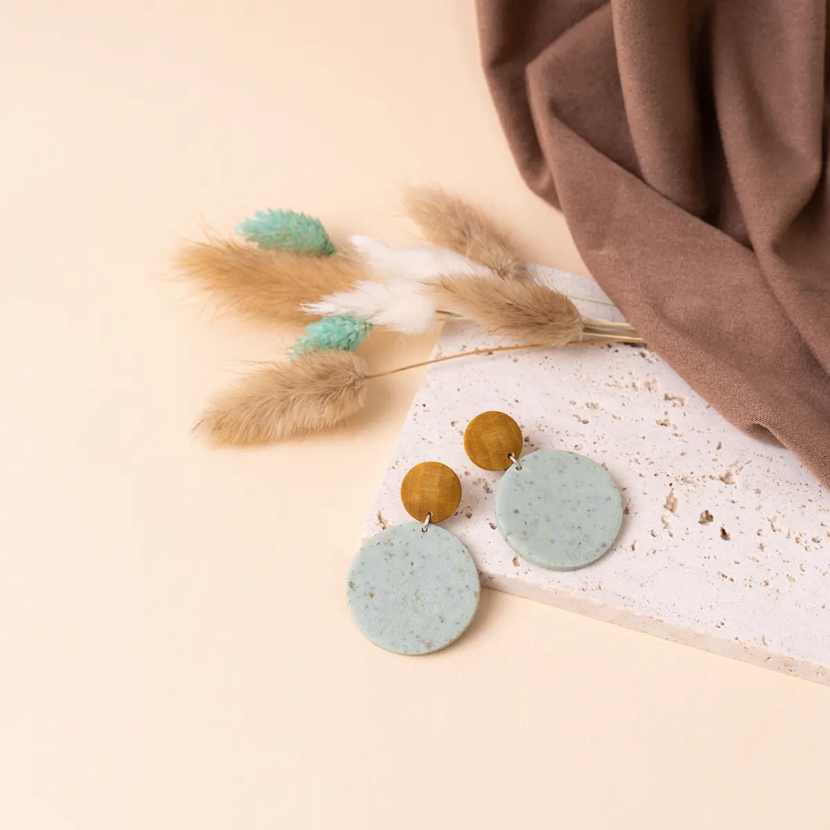 Pendientes artesanales botánicos verdes de plata de ley 925 y arcilla polimérica. Una pieza de madera de Haya sobre la que cuelga un círculo de arcilla polimérica verde botánico.