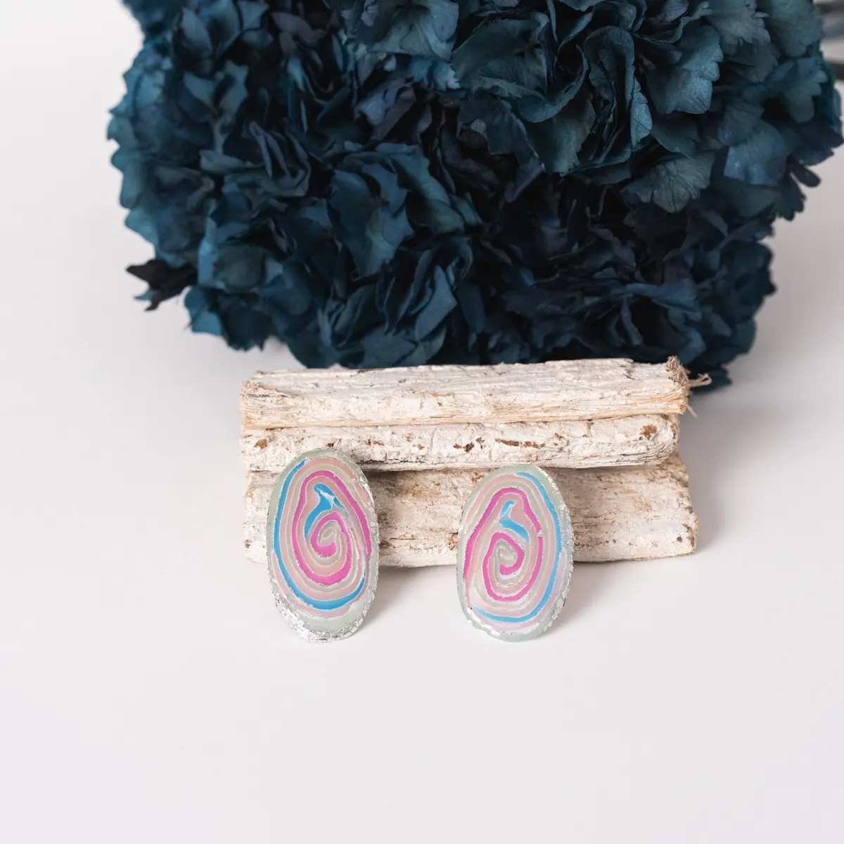 Pendientes artesanales Cuarzo de la colección Rainbow. Elaborados con plata de ley 925 y arcilla polimérica. Diseño multicolor con pan de plata, resinados para obtener más brillo.