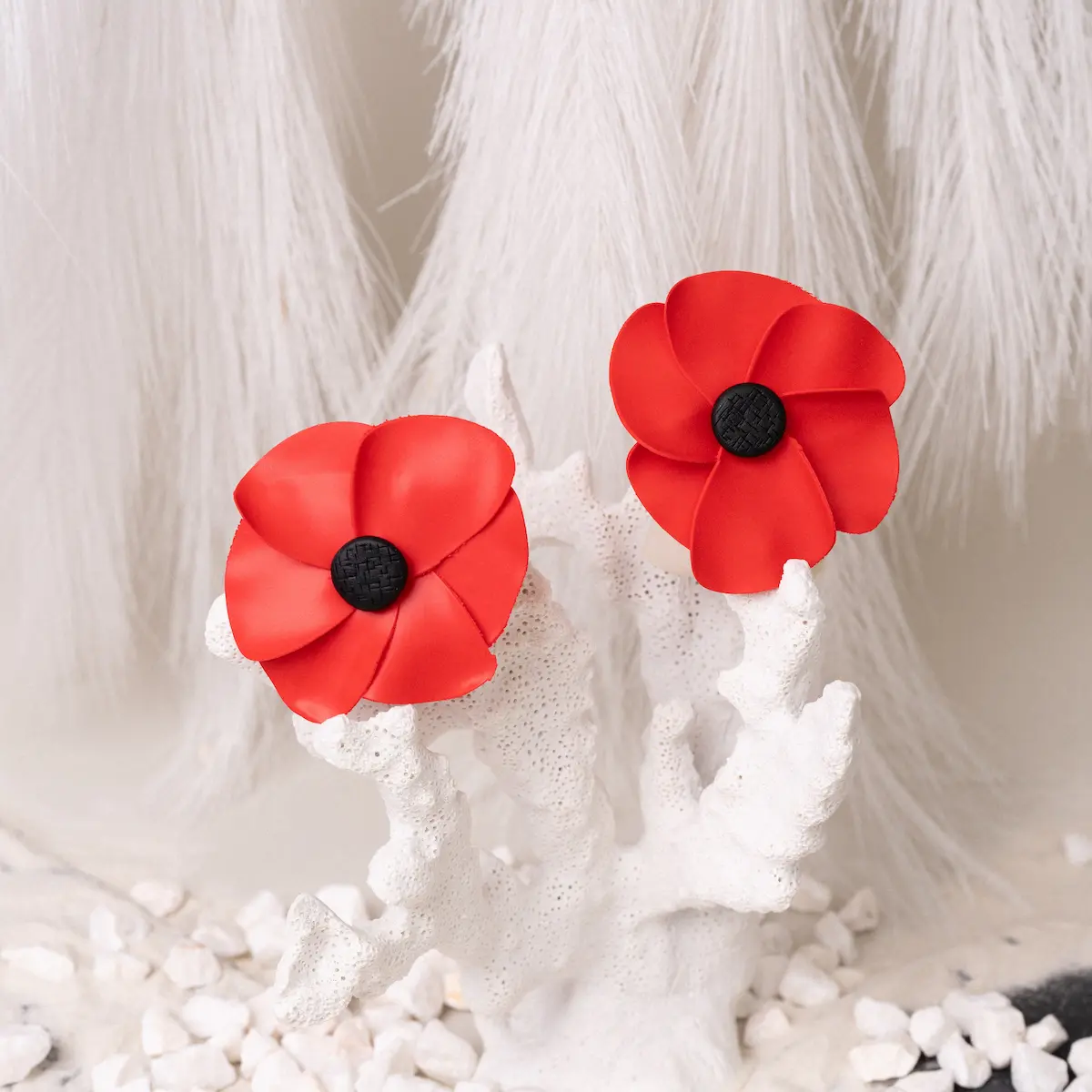 Pendientes artesanales Flor Amapola roja, de plata de ley 925 y arcilla polimérica con forma de flor en color rojo con centro negro. Pegados al lóbulo. Ligeros y exclusivos.