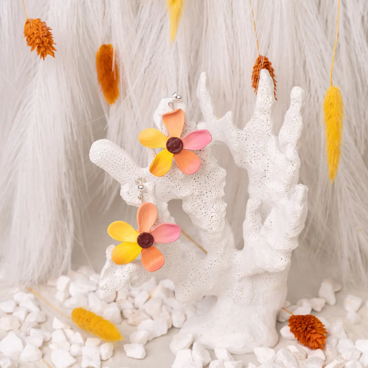 Pendientes artesanales Flor Clivia naranja, de plata de ley 925 y arcilla polimérica, una pequeña esfera de plata pegada al lóbulo con una pieza colgante en forma de flor en tonos naranjas y amarillos. Ligeros y exclusivos.