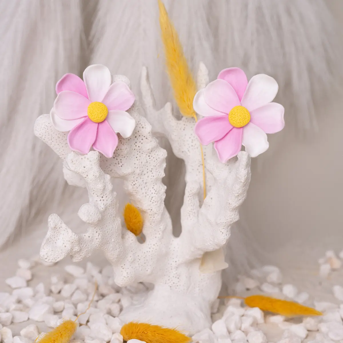 Pendientes artesanales Flor de Mayo rosa de plata de ley 925 y arcilla polimérica con forma de flor en colores rosas y blancos con centro amarillo. Pegados al lóbulo. Ligeros y exclusivos.