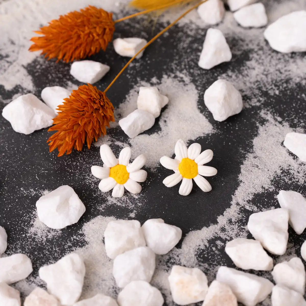 Pendientes artesanales Flor Margarita, de plata de ley 925 y arcilla polimérica, en forma de margarita, blancos con el centro amarillo. Son pequeños y van pegados al lóbulo. lóbulo. Ligeros y exclusivos.