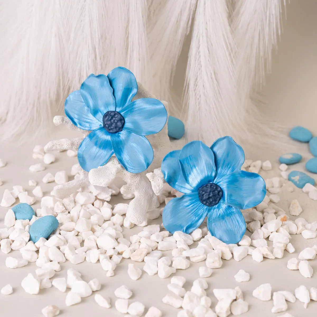 Pendientes artesanales Maxi azul, de plata de ley 925 y arcilla polimérica grandes con forma de flor en color azul. Pegados al lóbulo. Ligeros y exclusivos.