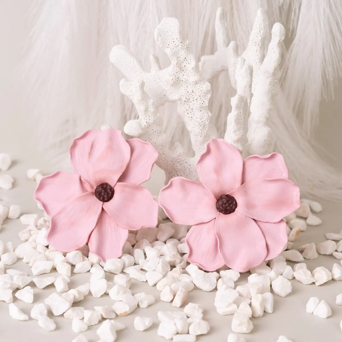 Pendientes artesanales Maxi rosa de plata de ley 925 y arcilla polimérica grandes con forma de flor en color rosa. Pegados al lóbulo. Ligeros y exclusivos.