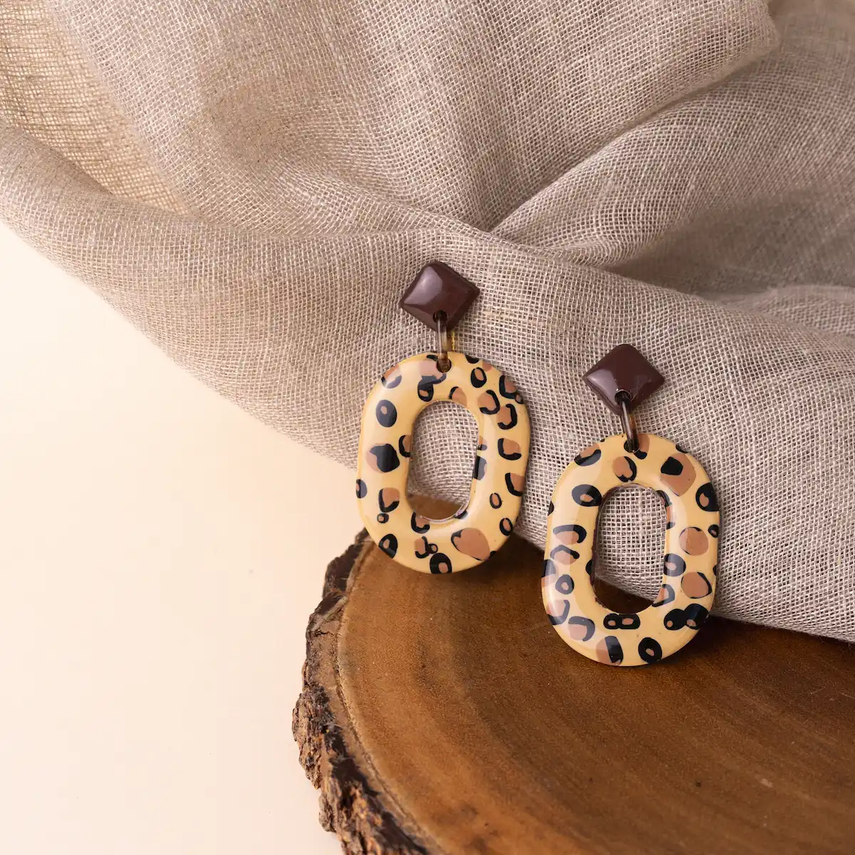 Pendientes artesanales Leopardo Style 2.0, en plata de ley 925 y arcilla polimérica. Un rombo en color marrón chocolate pegado al lóbulo con una pieza colgante con estampado de leopardo. Ligeros y exclusivos.