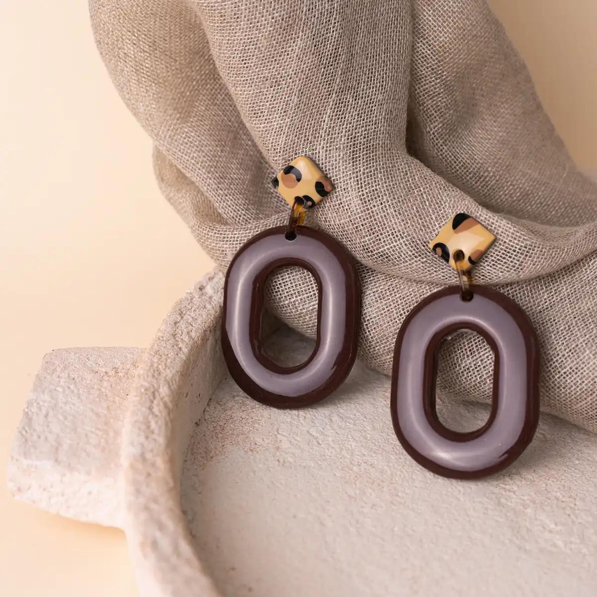 Pendientes artesanales Leopardo Style, en plata de ley 925 y arcilla polimérica. Un rombo con estampado de leopardo pegado al lóbulo con una pieza colgante en color marrón chocolate. Ligeros y exclusivos.