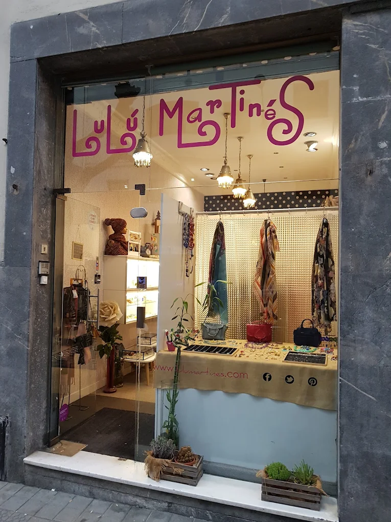 Escaparate de la tienda Lulú Martinés, punto de venta de los pendientes artesanales Pabús Bijoux.