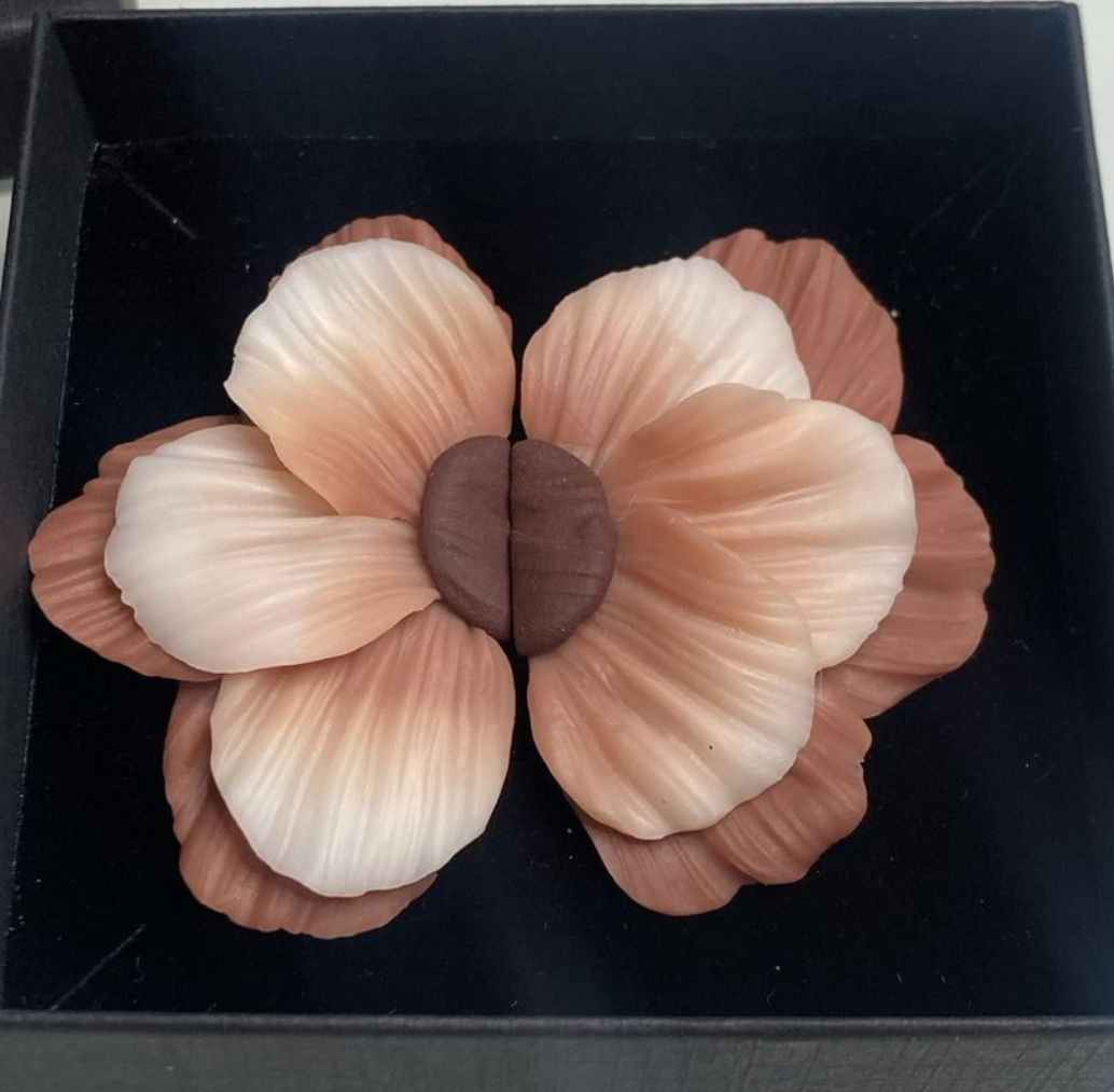 Pendientes artesanales personalizados con diseño floral en degradado marrón y crema, hechos a mano en arcilla polimérica y plata.
