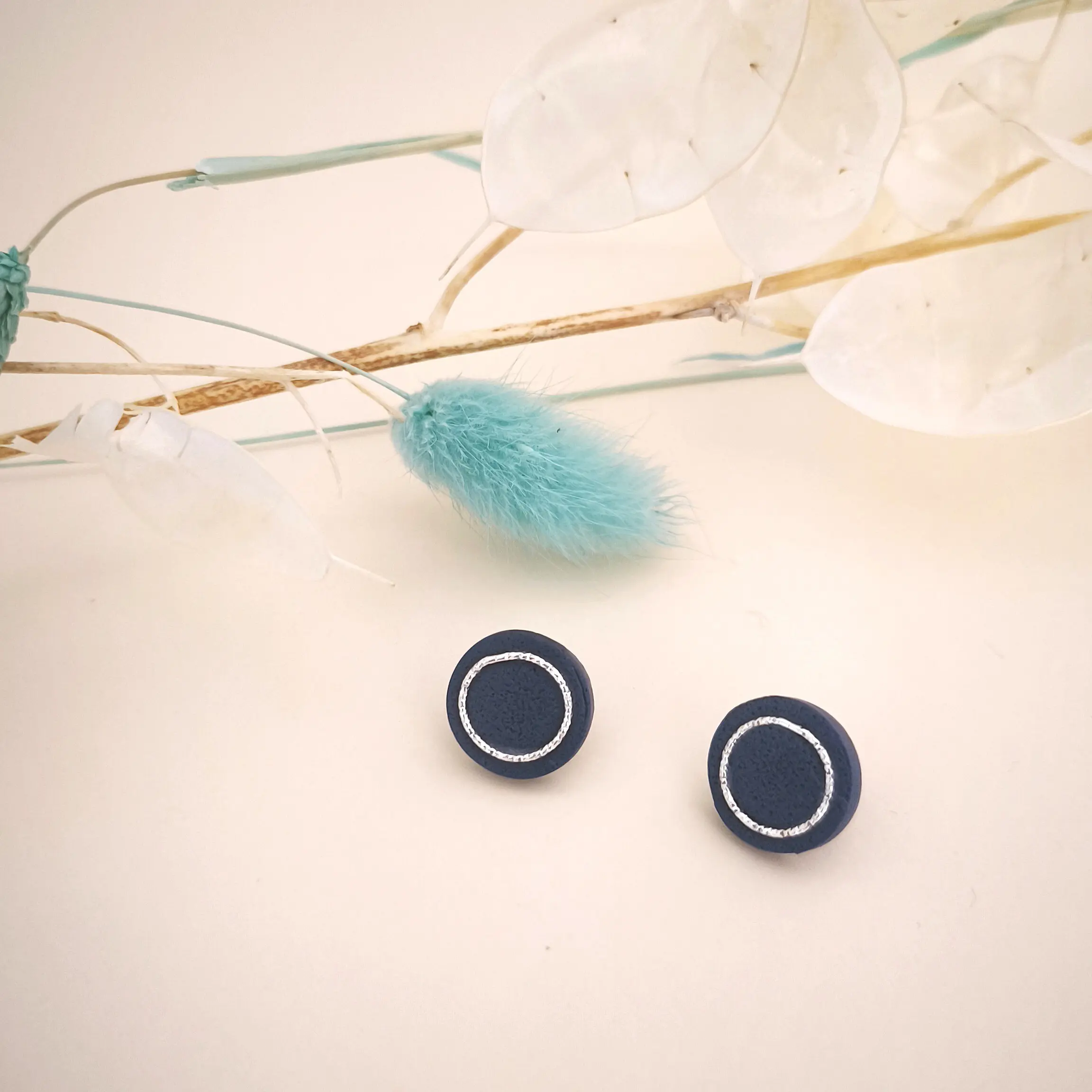 Pendientes botón azul marino, artesanales redondos azules con aro de plata martilleada. Pegados al lóbulo.