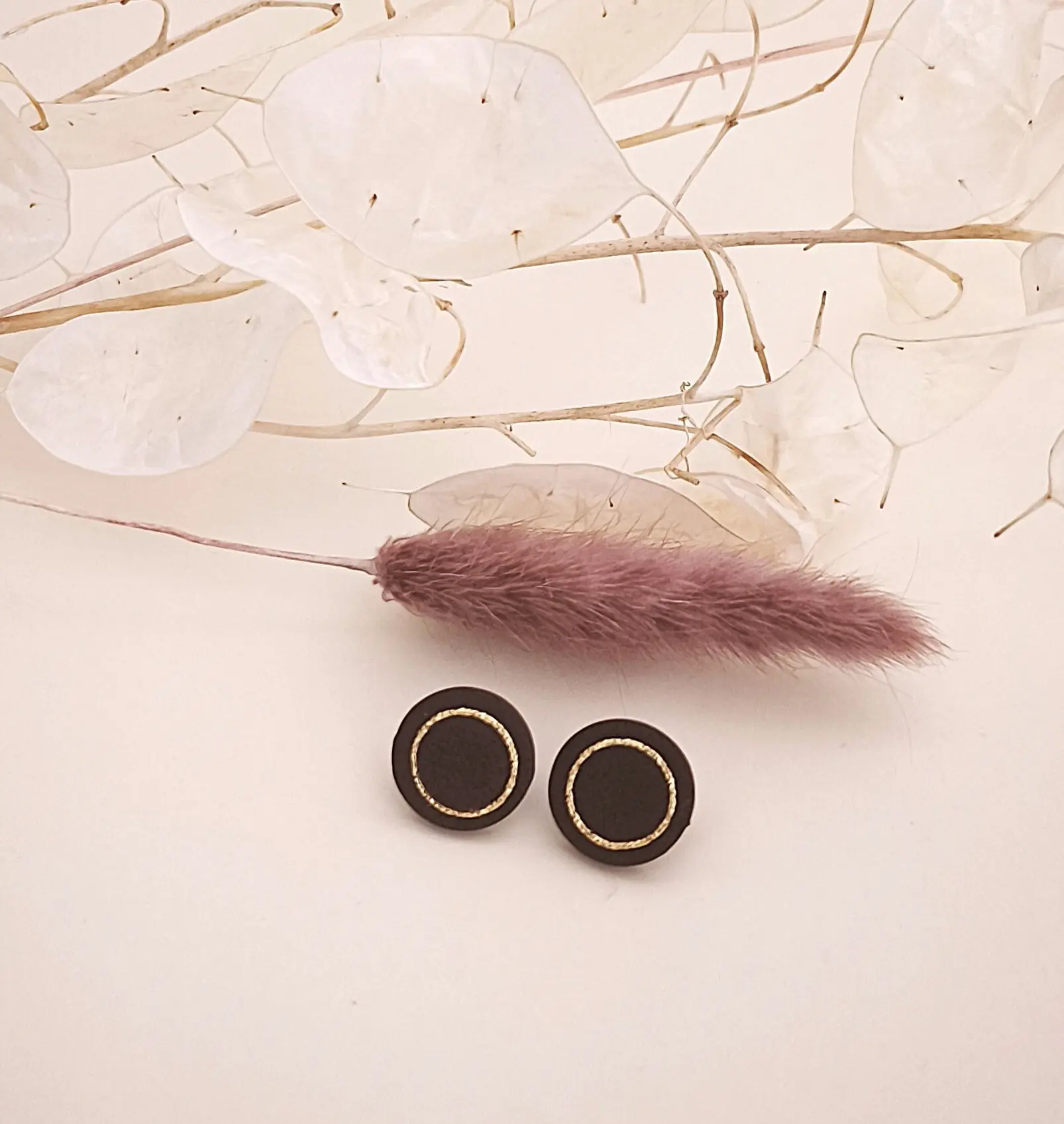 Pendientes botón marrón chocolate. Un círculo de arcilla polimérica texturizada con un aro de plata bañada en oro de 24 quilates decorándolo. Pegados al lóbulo.