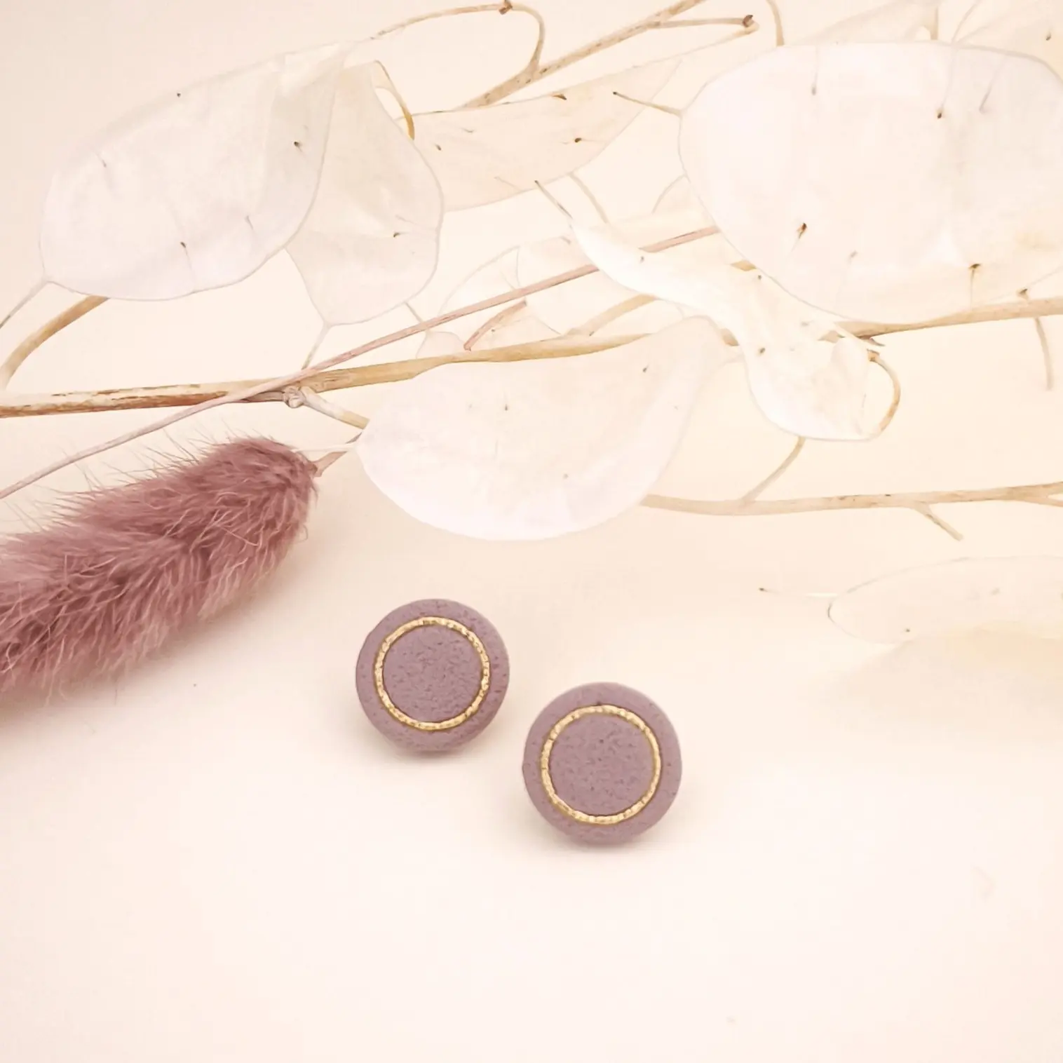 Pendientes botón color nude. Pegados al lóbulo, un círculo de arcilla polimérica texturizada con un aro de plata bañada en oro de 24 quilates decorándolo. Pegados al lóbulo.