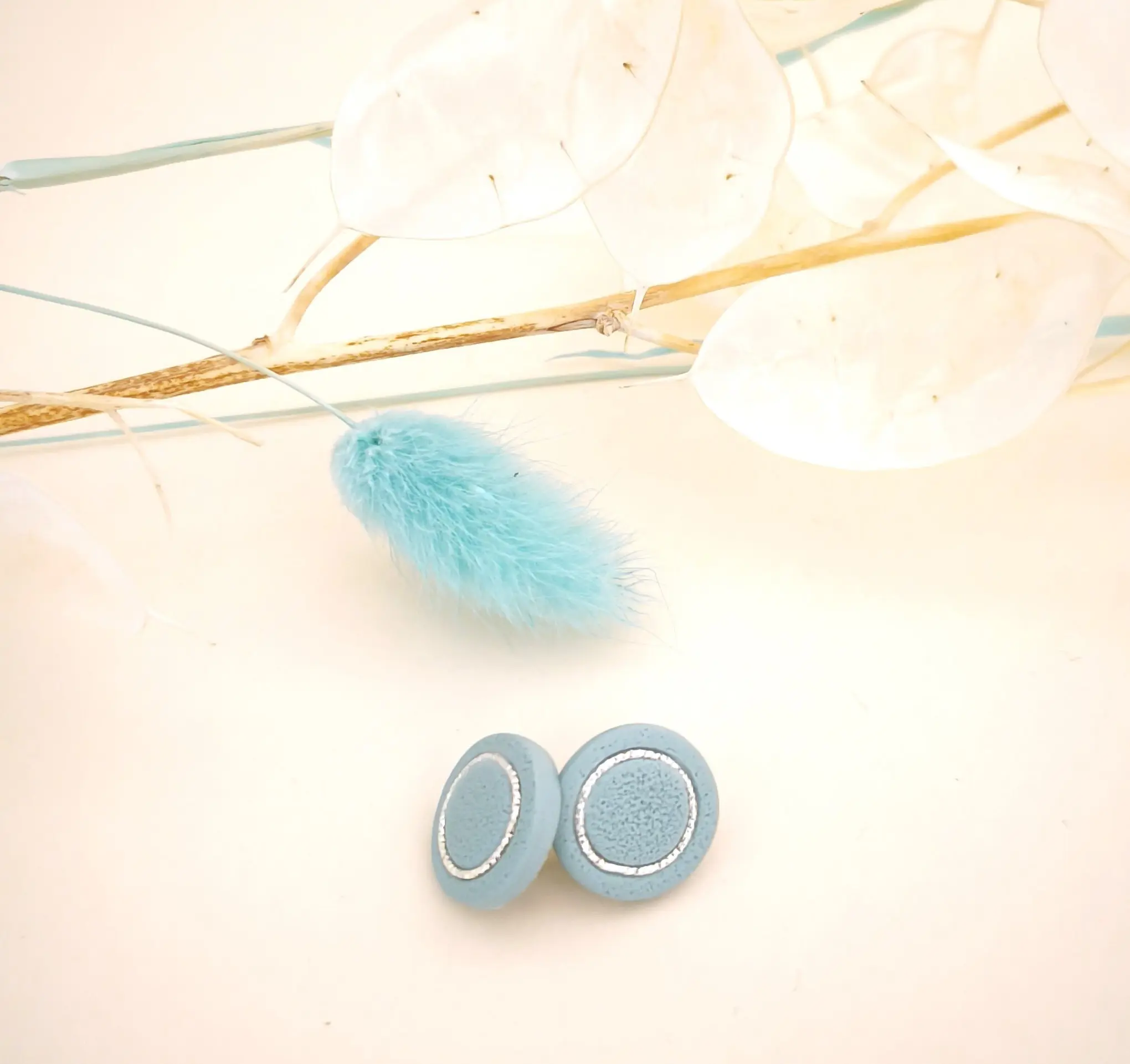 Pendientes botón verde menta. Pegados al lóbulo, un círculo de arcilla polimérica texturizada con un aro de plata bañada en oro de 24 quilates decorándolo. Pegados al lóbulo.