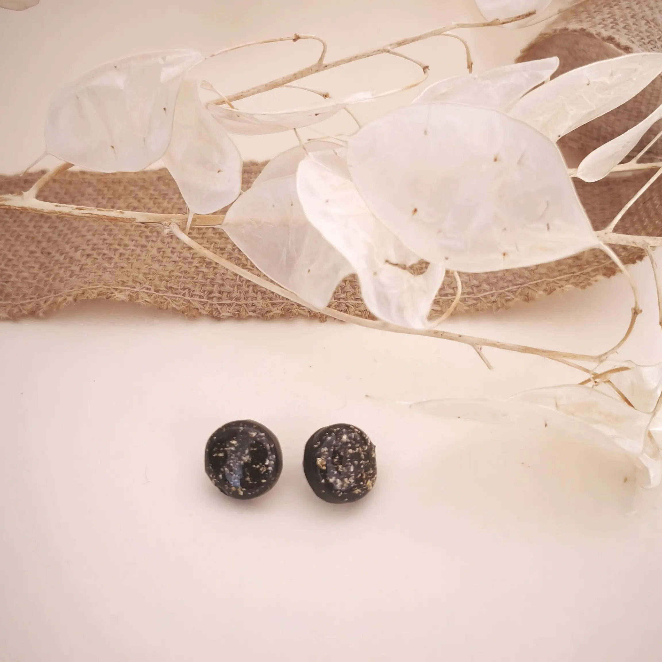 Pendientes artesanales fiesta negro. Confeccionados en plata de ley 925 y arcilla polimérica. Un circulo con pan de oro brillante pegad al lóbulo.