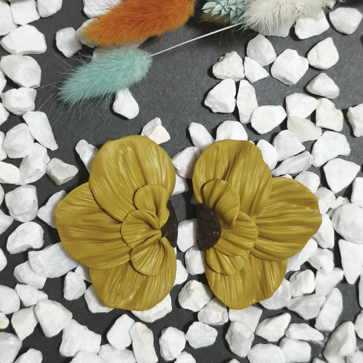 Pendientes artesanales de plata de ley 925 y arcilla polimérica en forma de media flor grande en color amarillo mostaza con centro negro. Nuestro nuevo diseño de la colección aire floral. Un pendiente ideal para ocasiones especiales y eventos como bodas, comuniones y fiestas.