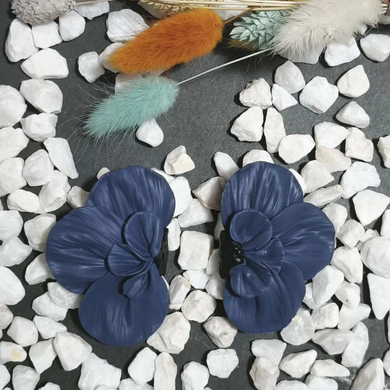 Pendientes artesanales de plata de ley 925 y arcilla polimérica en forma de media flor grande en color azul con centro negro. Nuestro nuevo diseño de la colección aire floral. Un pendiente ideal para ocasiones especiales y eventos como bodas, comuniones y fiestas.