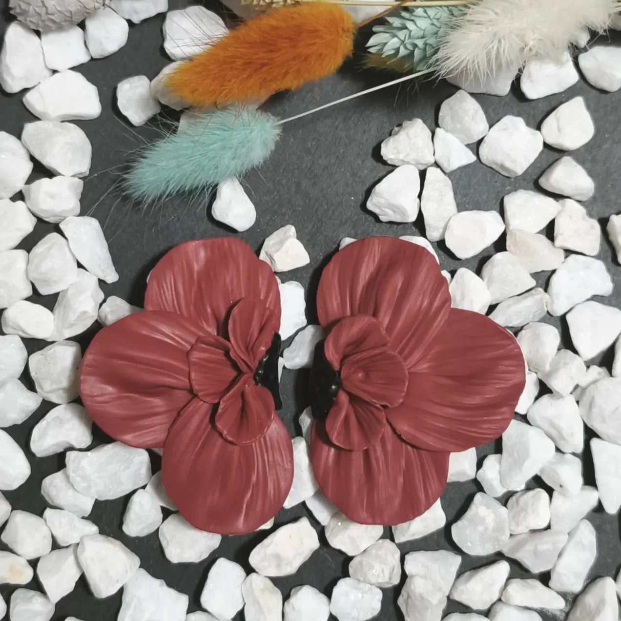 Pendientes artesanales de plata de ley 925 y arcilla polimérica en forma de media flor grande en color granate con centro negro. Nuestro nuevo diseño de la colección aire floral. Un pendiente ideal para ocasiones especiales y eventos como bodas, comuniones y fiestas.