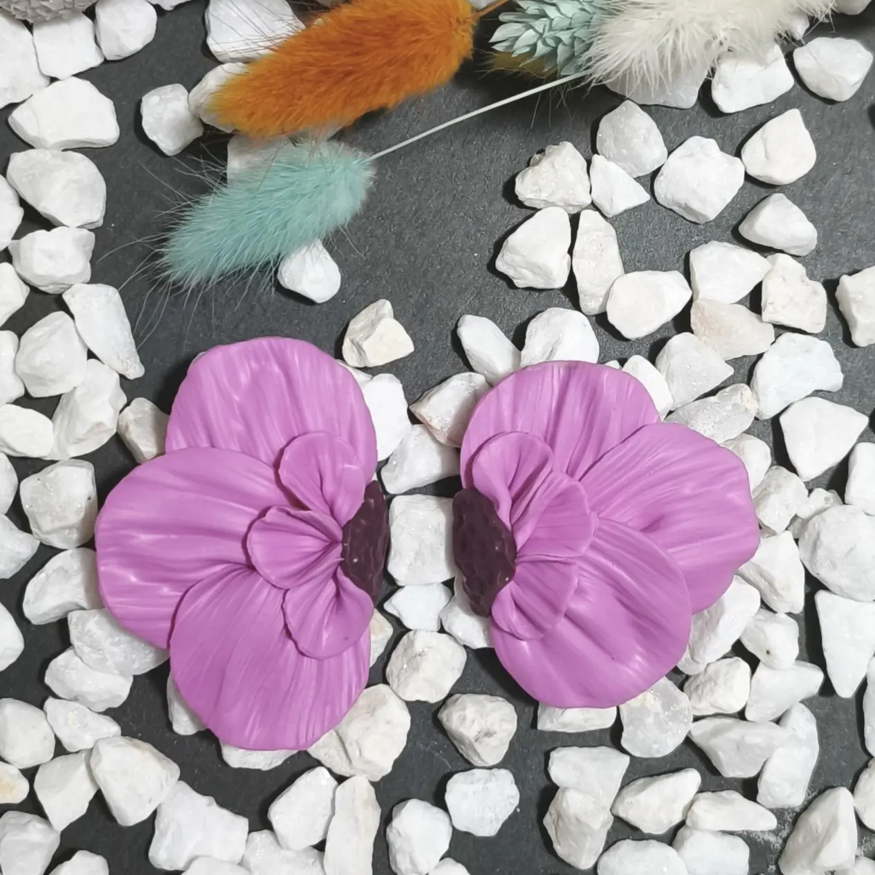 Pendientes artesanales de plata de ley 925 y arcilla polimérica en forma de media flor grande en color rosa chicle con centro granate oscuro. Nuestro nuevo diseño de la colección aire floral. Un pendiente ideal para ocasiones especiales y eventos como bodas, comuniones y fiestas.