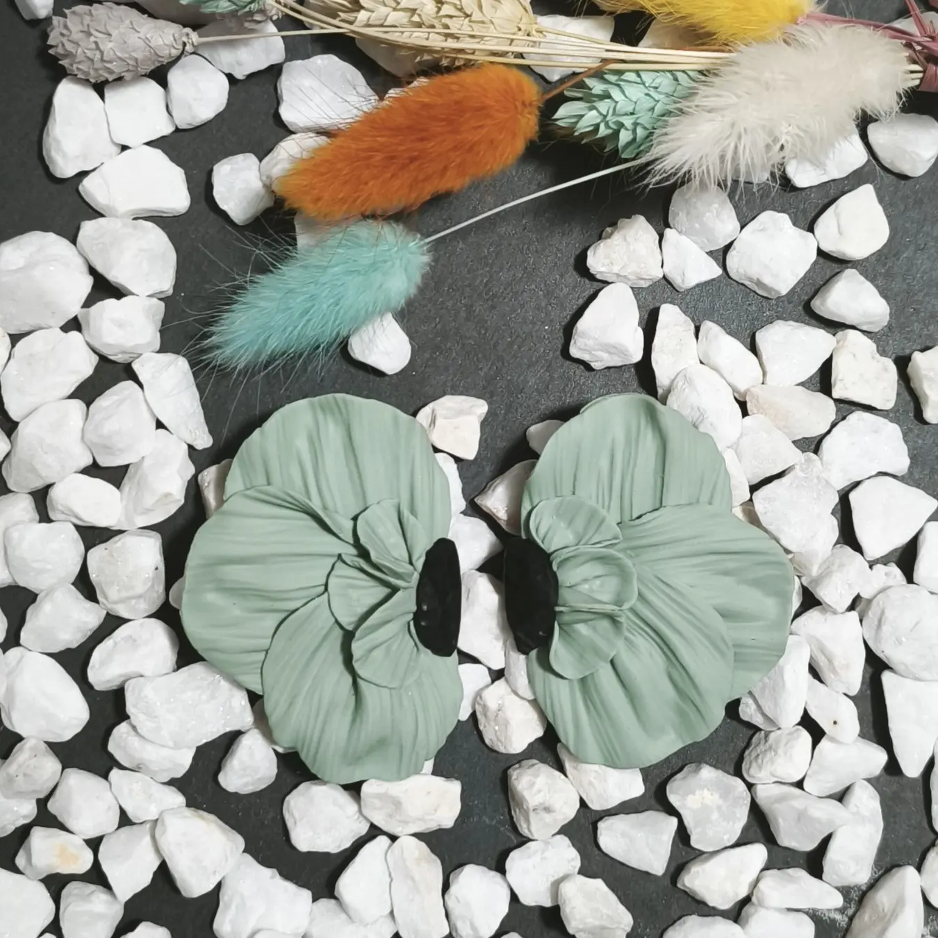 Pendientes para boda verdes, de plata de ley 925 y arcilla polimérica en forma de media flor grande en color verde menta con centro negro. Nuestro nuevo diseño de la colección aire floral. Un pendiente ideal para ocasiones especiales y eventos como bodas, comuniones y fiestas.