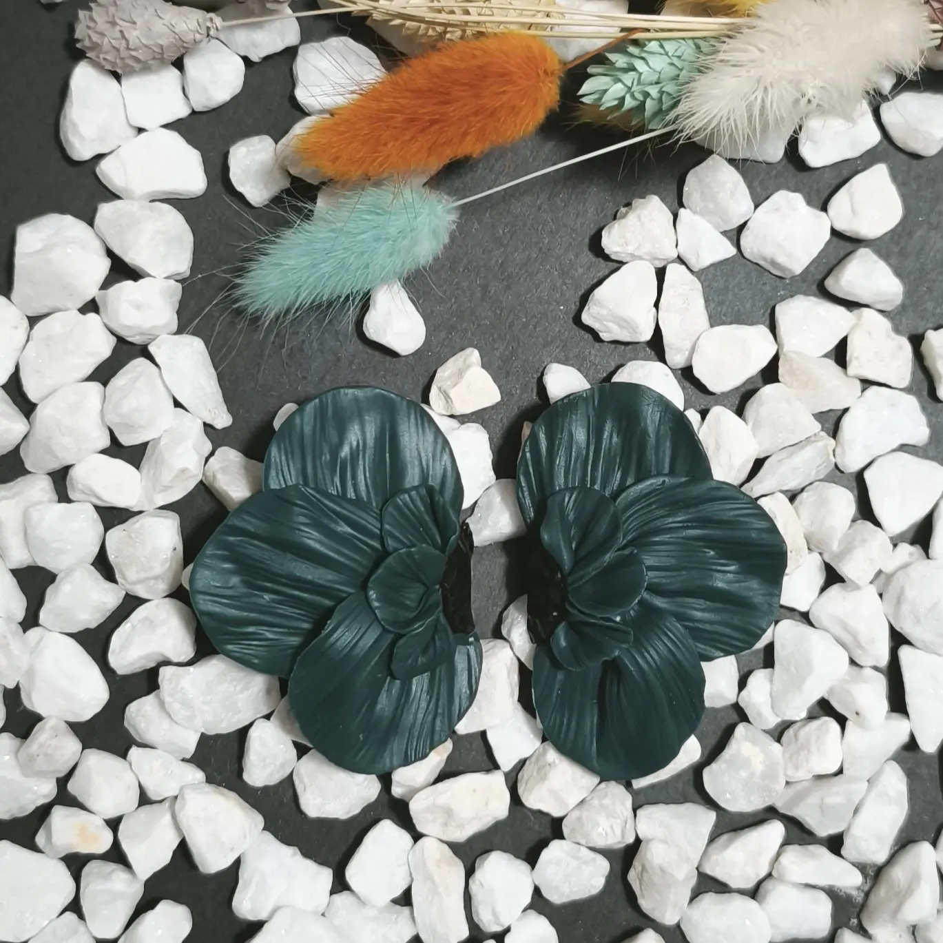 Pendientes artesanales de plata de ley 925 y arcilla polimérica en forma de media flor grande en color verde pato con centro negro. Nuestro nuevo diseño de la colección aire floral. Un pendiente ideal para ocasiones especiales y eventos como bodas, comuniones y fiestas.