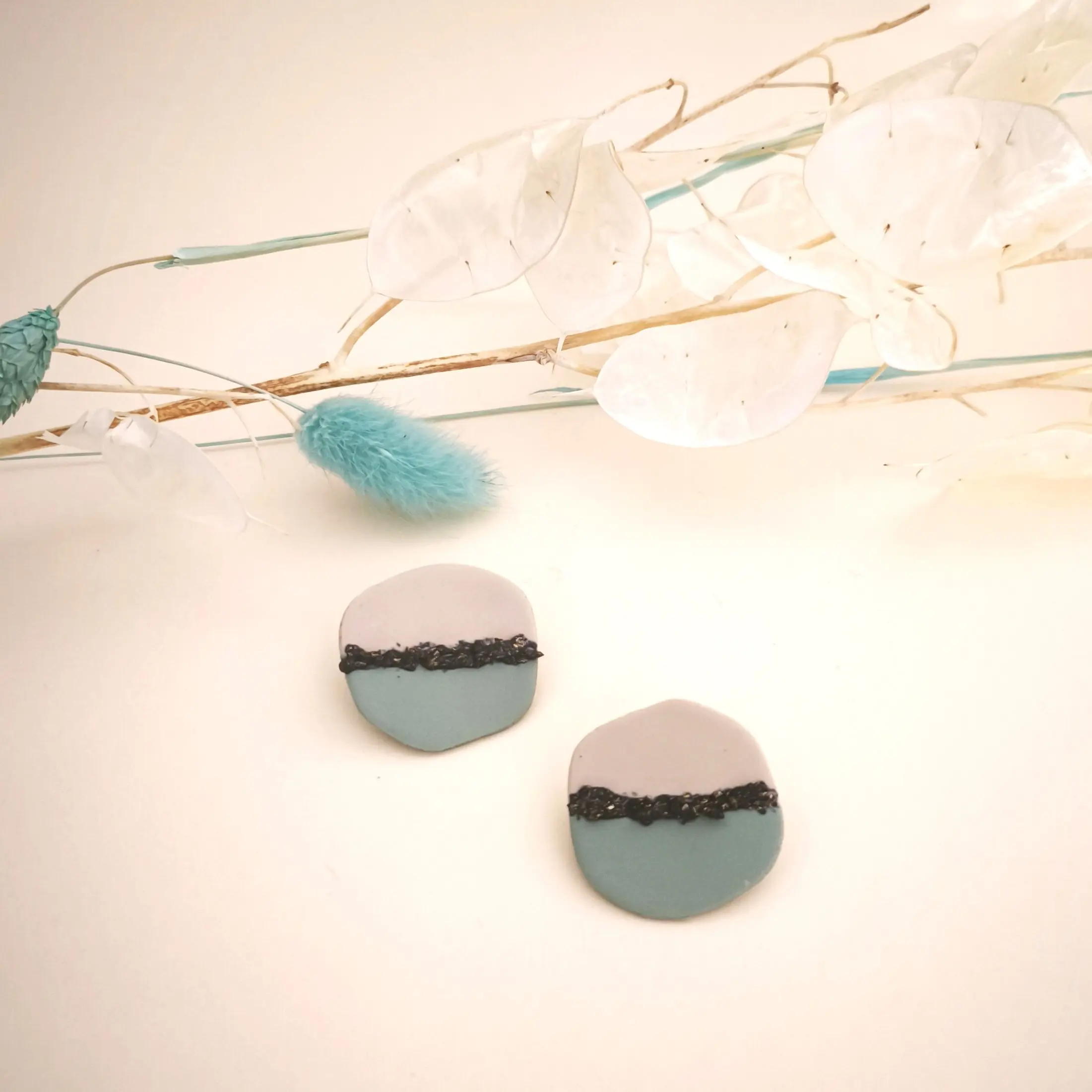 Pendientes artesanales vintage verde, combinado con color arena, forma orgánica y una franja negra en el centro. pegados al lóbulo. De plata de ley 925 y arcilla polimérica.