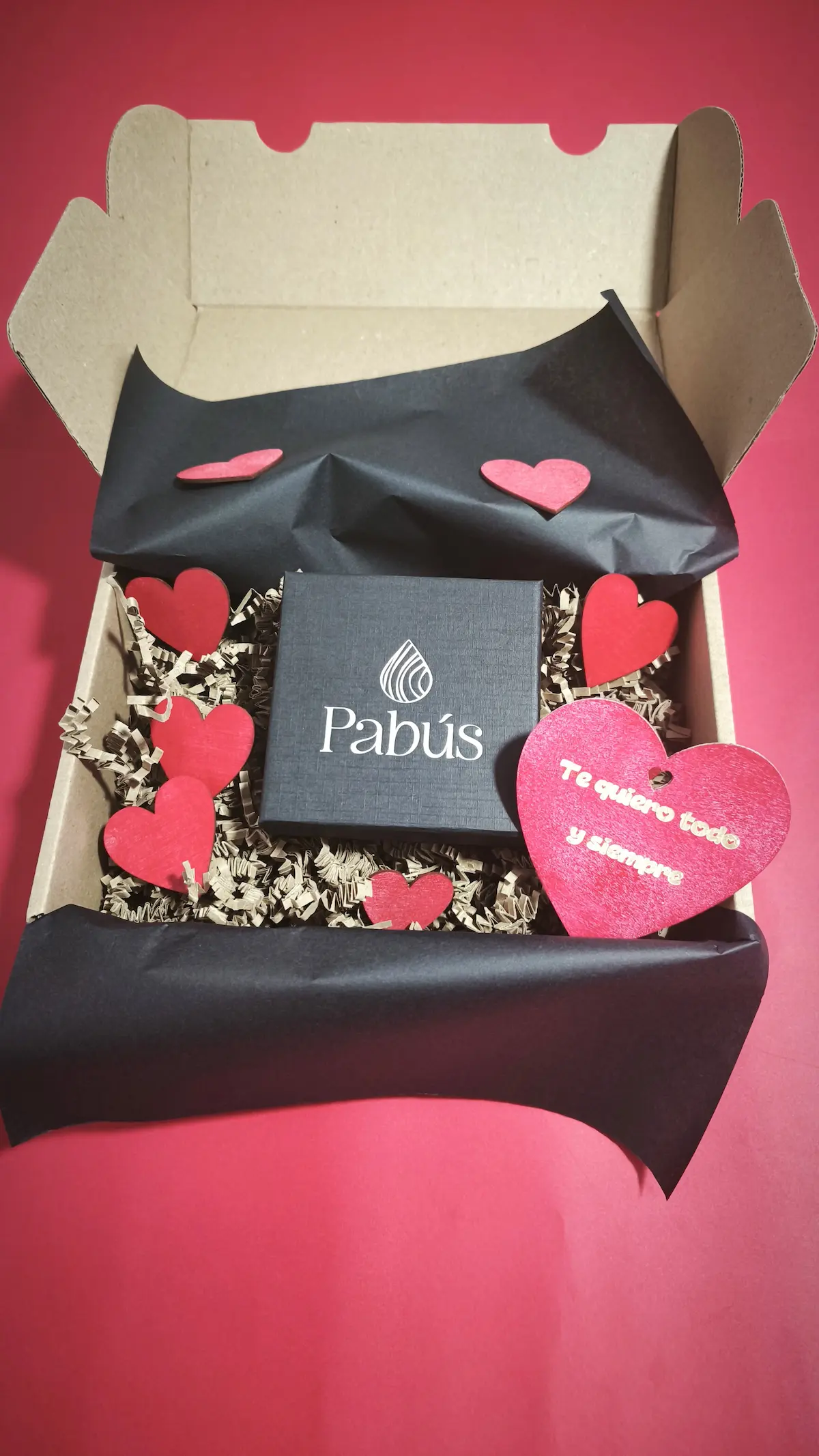 San Valentín Sobre rojo con logotipo Pabús y caja de pendientes corporativa
