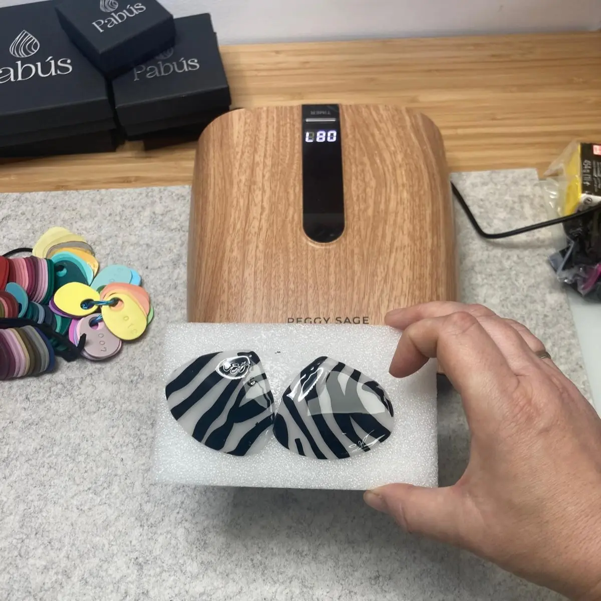 Proceso de horneado de pendientes artesanales con diseño animal print en el taller de Pabús Bijoux en Bilbao.