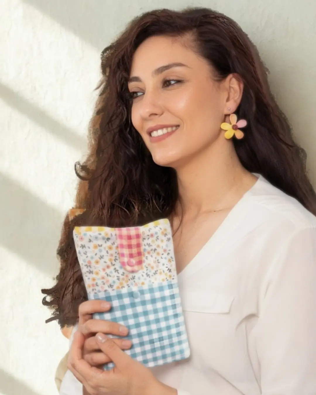 funda-libros-kutxufletos-pendientes-clivia-colaboracion-dia-de-la-madre-regalos-artesanales-joyeria-pabus-bilbao Regalo artesanal para el Día de la Madre: modelo con pendientes de flor clivia amarillos y rosas de Pabús Bijoux y funda de libro artesanal de Kutxufletos.
