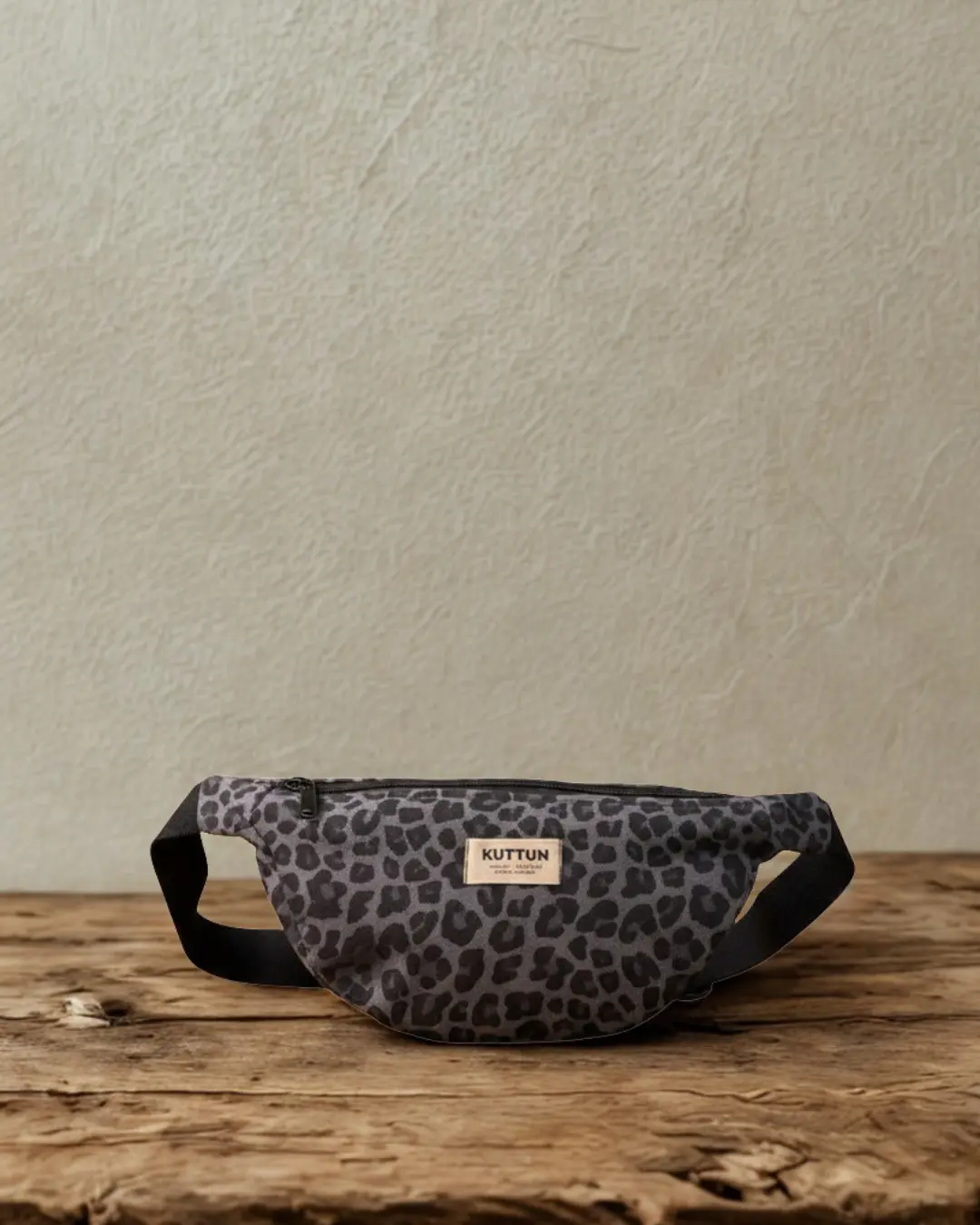 riñonera-animal-print-marmoka-colaboracion-dia-de-la-madre-regalos-artesanales-joyeria-pabus-bilbao Riñonera artesanal con estampado animal print de Marmoka. Accesorio de moda ética hecho a mano, ideal para combinar con joyas de autor de Pabús Bijoux.