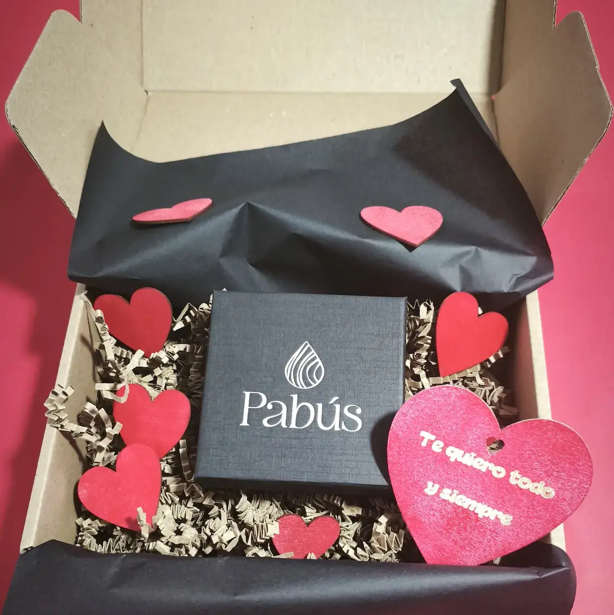 Foto de packaging de Pabus Bijoux para San Valentín con corazones de madera personalizado con tu frase